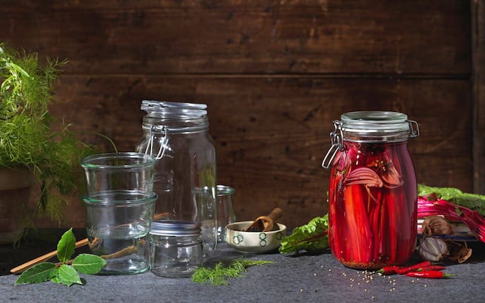 Lorbeer, Knoblauch, Pfefferkörner, Zwiebel, Mangoldstiele, Einmachgläser, Servus Rezept