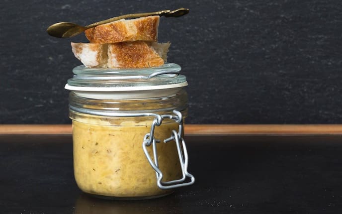 Zwiebelmarmelade, Zwiebel, Brot, Rexglas, Einmachglas, Löffel, Beilage, Servus Rezept