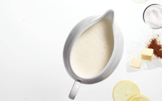 Riesling Fischsauce, Fischsauce, Butterwürfel, Paprikapulver, Salz, Zitronenscheiben, Sauce, Servus Rezept