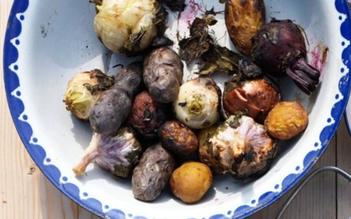 Gemüse, gegrilltes Gemüse, Erdäpfel, Knoblauch, Knoblauchknollen, Zwiebel, Rüben, Chioggia-Rüben, weiße Rüben, Kräuter, Brot, Karotten, Holztisch, Schüssel, Olivenöl