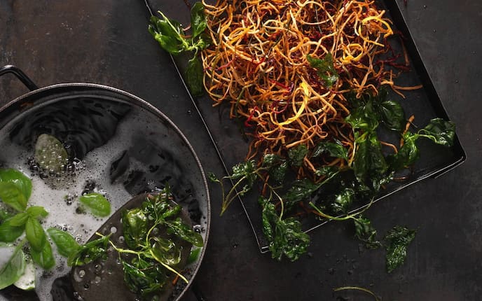 Gemüsestroh, frittierte Kräuter, Fett, Rüben, Kräuter, Topf, Servus Rezept