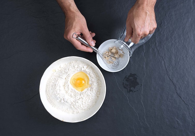 Böhmische Knödel, Kochschule, Mehl, Ei, Germ, Wasser, Schneebesen, Schüssel