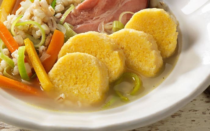 Maisgriesnocken, Suppeneinlage, Suppe, Gerste, Wurzelgemüse, Selchfleisch, Suppe, Servus Rezept