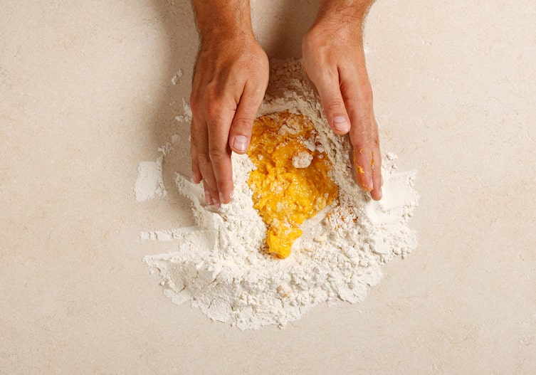 Nudelteig, Hände, Eier, Olivenöl, Salz