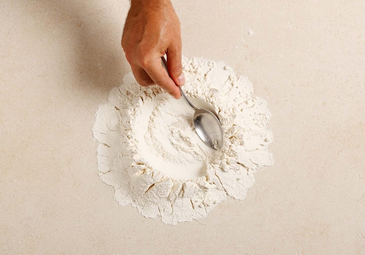 Nudelteig, Mehl, Hände, Löffel