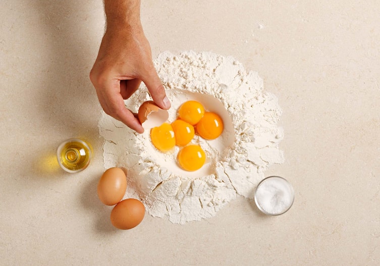 Nudelteig, Hände, Eidotter, Olivenöl, Salz, Eierschalen