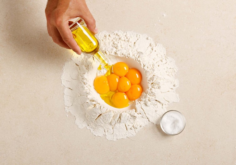 Nudelteig, Hände, Eidotter, Olivenöl, Salz