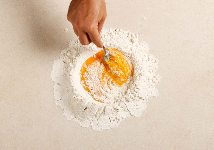 Nudelteig, Hände, Eier, Olivenöl, Salz, Gabel