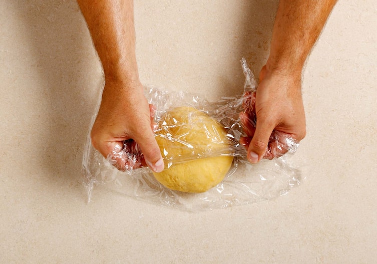 Nudelteig, Hände, Frischhaltefolie