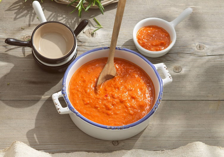 Topf, Kochlöffel, Schüssel, Rosmarin