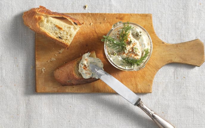 Schafgarbenaustrich, Ziegenkäse, Weißbrot, Schafgarbe, Messer, Schneidbrett