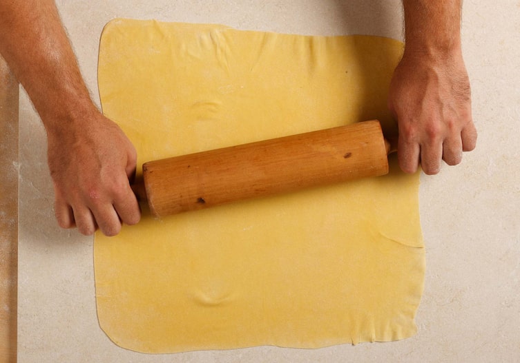 Röllchennudeln, Teig, Nudelholz, Hände