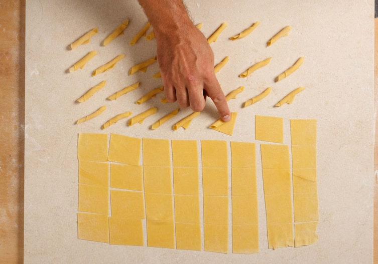 Röllchennudeln, Teig, Hände