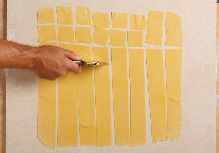 Röllchennudeln, Nudelteig, Teigrad, Hände