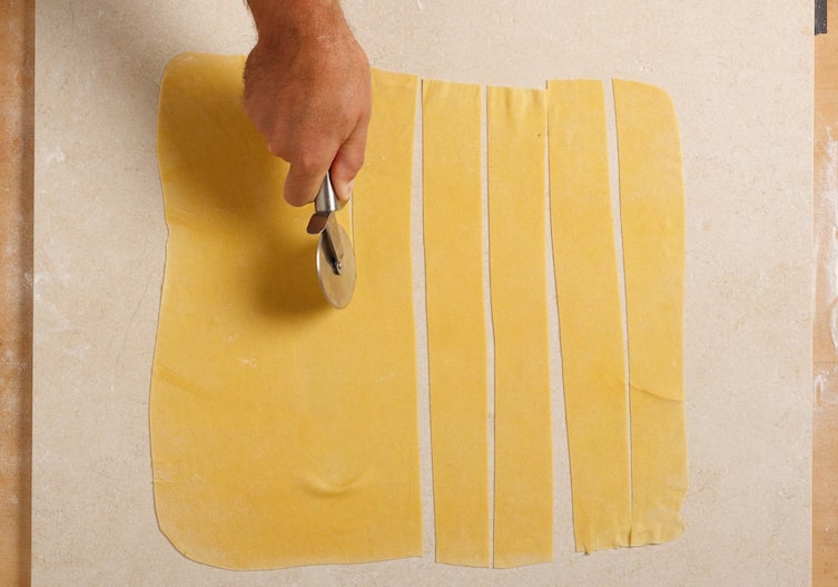 Röllchennudeln, Teig, Hände, Teigrad