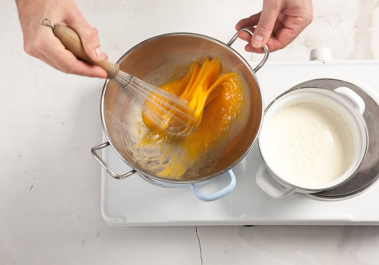 Eidotter, Schneebesen, Topf, Milch, Obers, Hand, Herdplatte