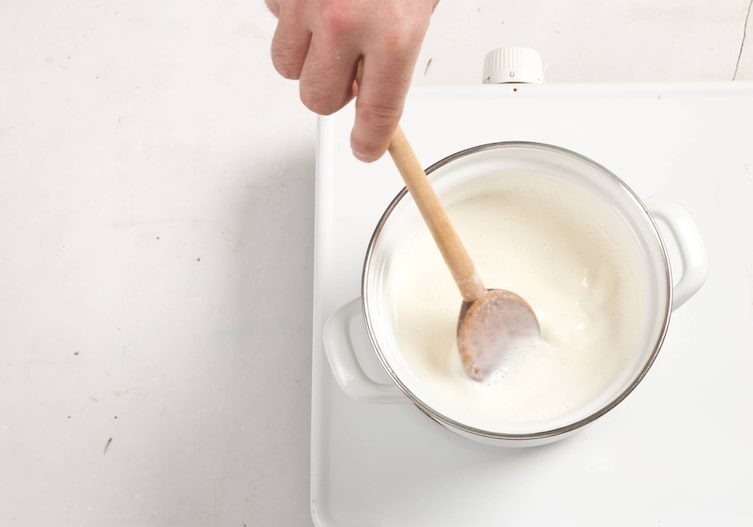 Milch, Obers, Kochlöffel, Topf, Hand, Kochplatte