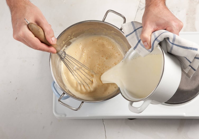 Topf, Schneebesen, Obers, Milch, Eidotter, Hand, Kochplatte