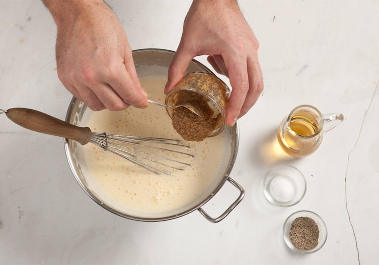 Senf, Apfelessig, Salz, Pfeffer, Schneebesen, Hände, Topf