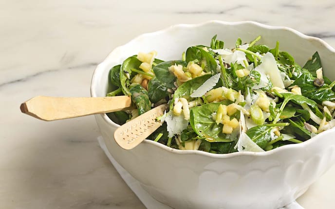 Spinatsalat, Schüssel, Salatbesteck, Jungzwiebel