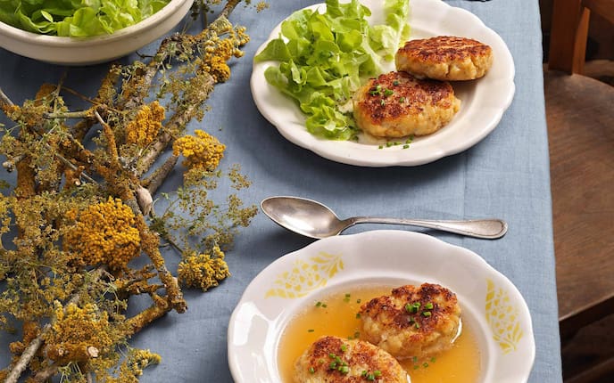 Kaspressknödel, Salat, Rindsuppe, Tischschmuck, Löffel, Tischdecke