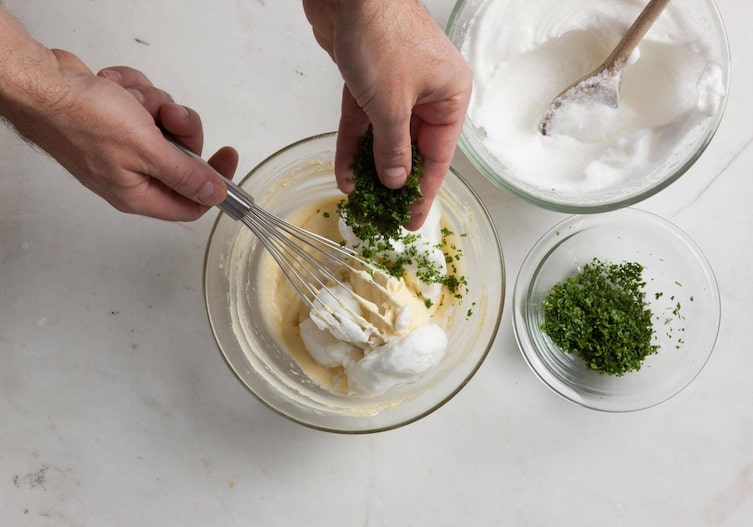 Eischnee, gehackte Kräuter, Teig, Schneebesen, Schüsseln, Kochlöffel