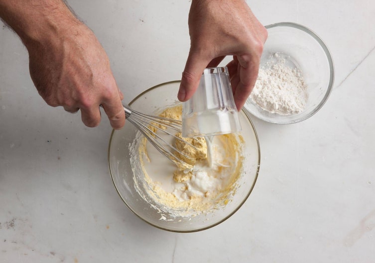 Schneebesen, Milch, Mehl, Teig