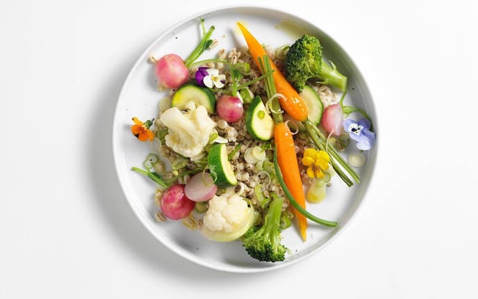 Radieschen, Karotten, Zucchini, Brokkoli, Veilchen, Karfiol, Rollgerste, Frühlingszwiebel, Kräutersud, Beilage, Gemüse, Servus Rezept