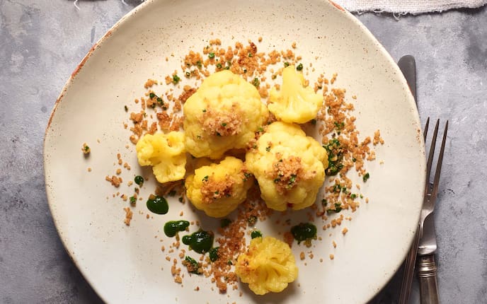 Safran-Karfiol mit Schalottenbrösel und Petersilsauce, Teller, Besteck