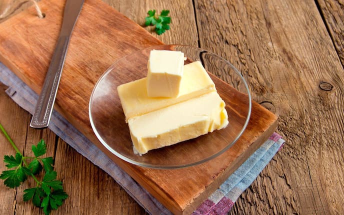 Butter, Holzbrett, Buttermesser, Holztisch, Zitronenbutter, Servus Rezept