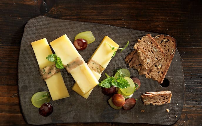 Gefüllter Bergkäse mit Maronipaste und Weintrauben (Bild: Eisenhut & Mayer)