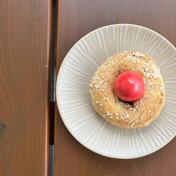 Frische Beugel mit einem traditionellen roten Ei in der Mitte.