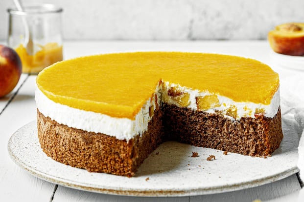 Biskuittorte mit Topfen-Pfirsich-Cr... - 1:30 h - Rezept - Servus