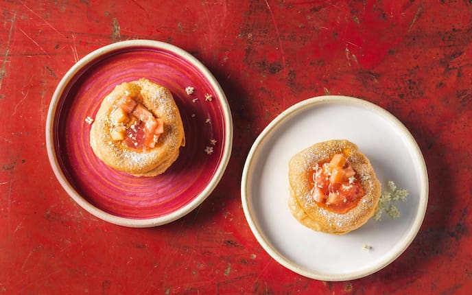 Brandteigkrapferl mit Rhabarber-Hollerblüten-Gelee und Karamellcreme, Brandteig, Rhabarber, Hollerblüten, Staubzucker, Nachspeise, Servus Rezept