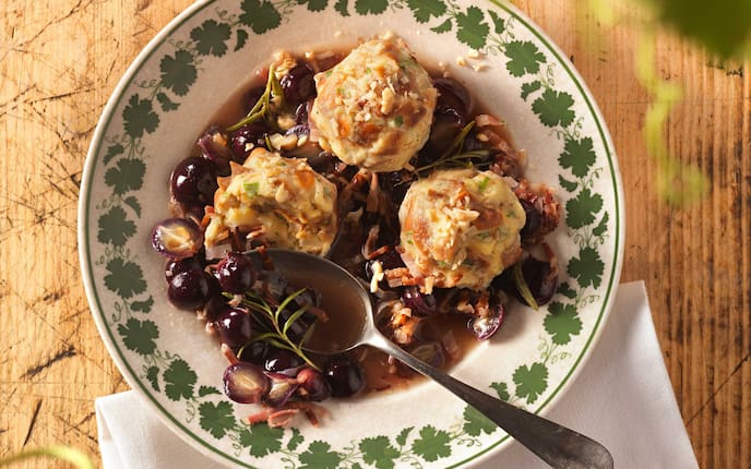 Brezenknödel mit Specktrauben