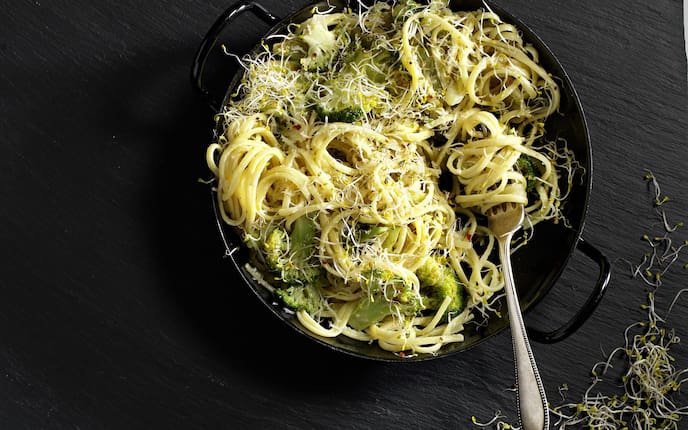 Brokkoli, Nudeln, Sprossen, Eisenpfanne, Hauptspeise, vegetarisch, Servus Rezept