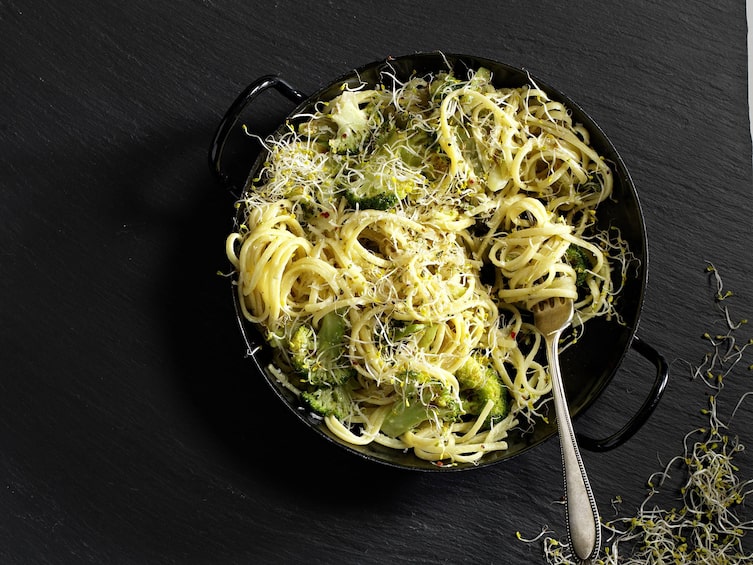Brokkoli, Nudeln, Sprossen, Eisenpfanne, Hauptspeise, vegetarisch, Servus Rezept