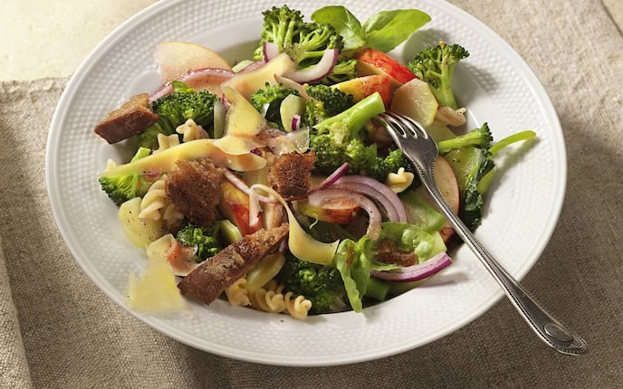 Brokkolisalat mit Nudeln (Bild: Eisenhut & Mayer)