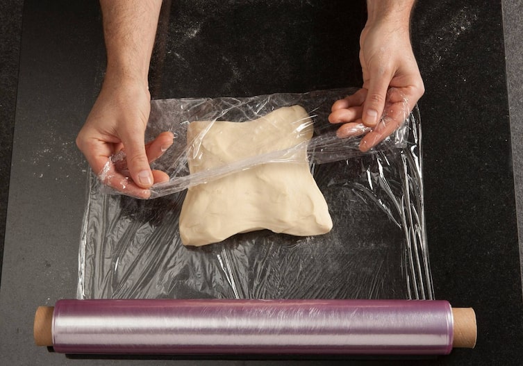 Blätterteig, Grundrezept, Frischhaltefolie, Hände