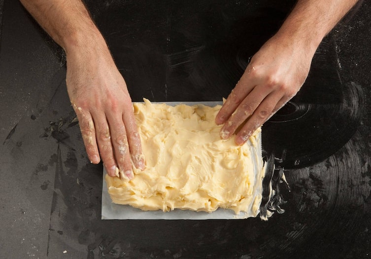 Blätterteig, Grundrezept, Butter, Folie, Hände