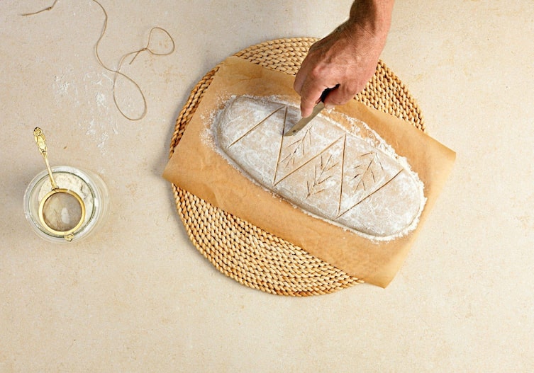 Dinkelbrot, Brotmuster, Mehl, Sieb, Spagat, Backpapier, einritzen