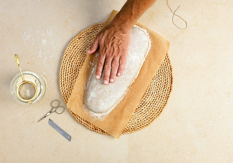 Mehl, Sieb, Schere, scharfe Klinge, Spagat, Backpapier, Dinkelbrot