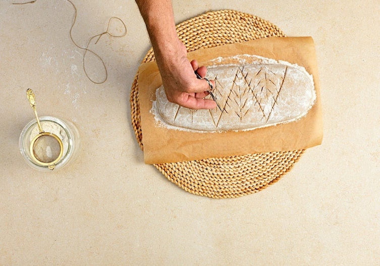 Dinkelbrot, Brotmuster, Mehl, Sieb, Spagat, Backpapier, Schere