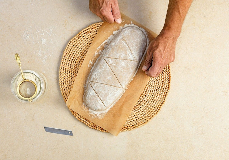 Mehl, Sieb, scharfe Klinge, Spagat, Dinkelbrot, Backpapier, Brotmuster