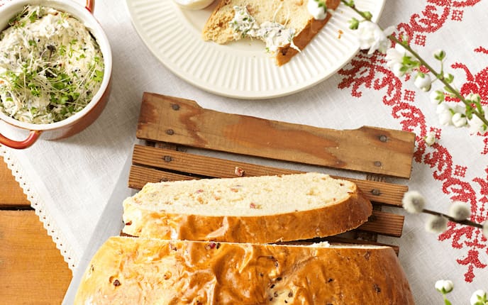 Osterbrot mit Schinken, Ostern, Tischdecke, Palmbuschen, Osterei, Kressebutter, bunter Pfeffer