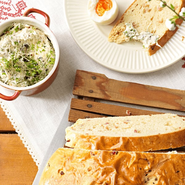 Osterbrot mit Schinken, Ostern, Tischdecke, Palmbuschen, Osterei, Kressebutter, bunter Pfeffer