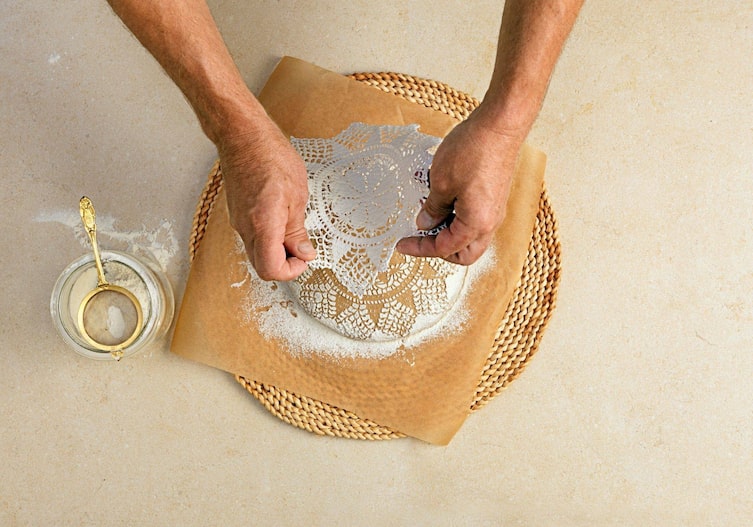 Roggenbrot, Brotmuster, Teig, Mehl, Sieb, Spitzendeckerl, Backpapier