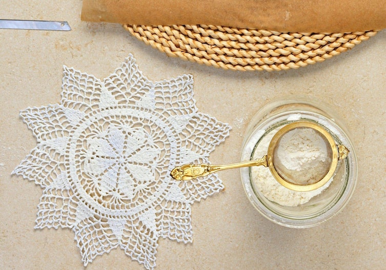 Spitzendeckerl, Mehl, Sieb, Brotmuster