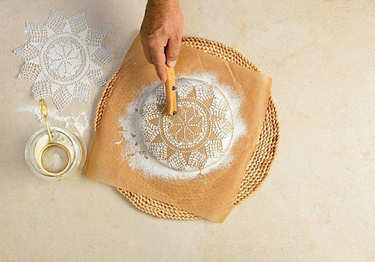 Mehl, Sieb, Spitzendeckerl, Roggenbrot, Teig, scharfe Klinge, Brotmuster