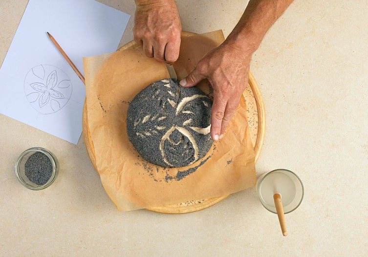 Weissbrot, Mohn, Wasser, Pinsel, Vorlage, Muster, Brotmuster, scharfe Klinge